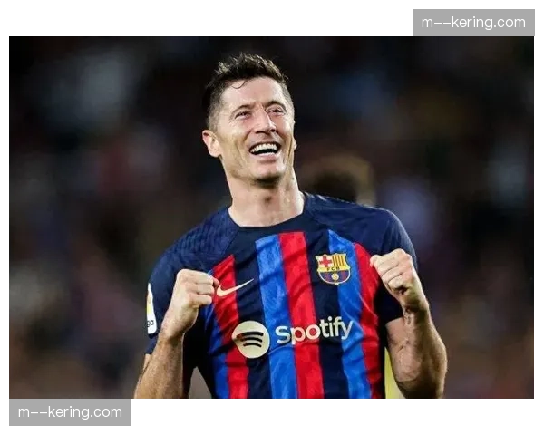 莱万多夫斯基拒绝沙特天价合同，同意降薪留守巴塞罗那