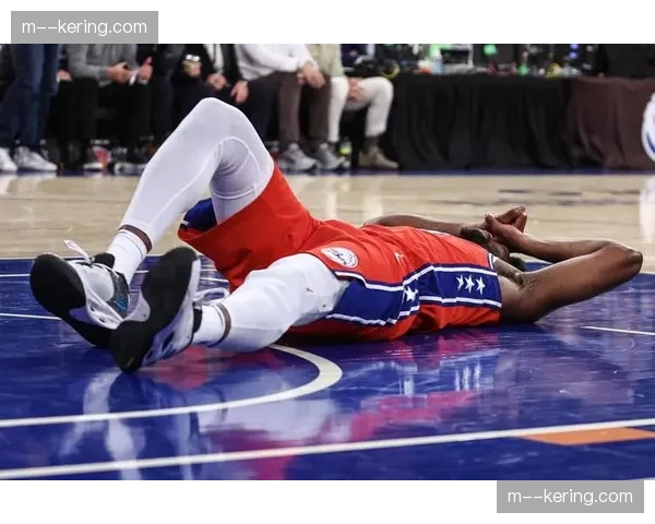 恩比德因膝部酸痛缺席背靠背比赛,76人季后赛前景蒙上阴影 恩比德因膝部酸痛缺席背靠背比赛,76人季后赛前景蒙上阴影