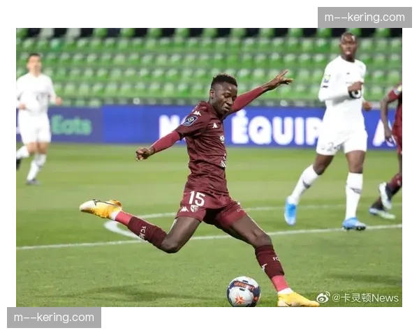 镜头记录：塞内加尔小球迷通过官方应用VR观赛，实时反应被植入法甲全球集锦