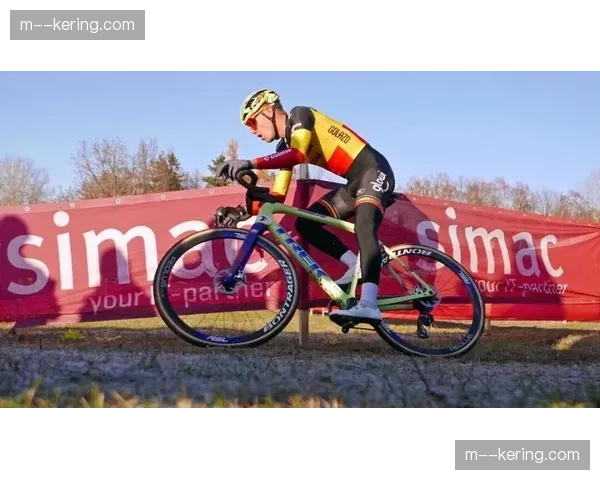 巴黎-尼斯赛场侧记：强风导致赛事中立，车手在补给点短暂休息